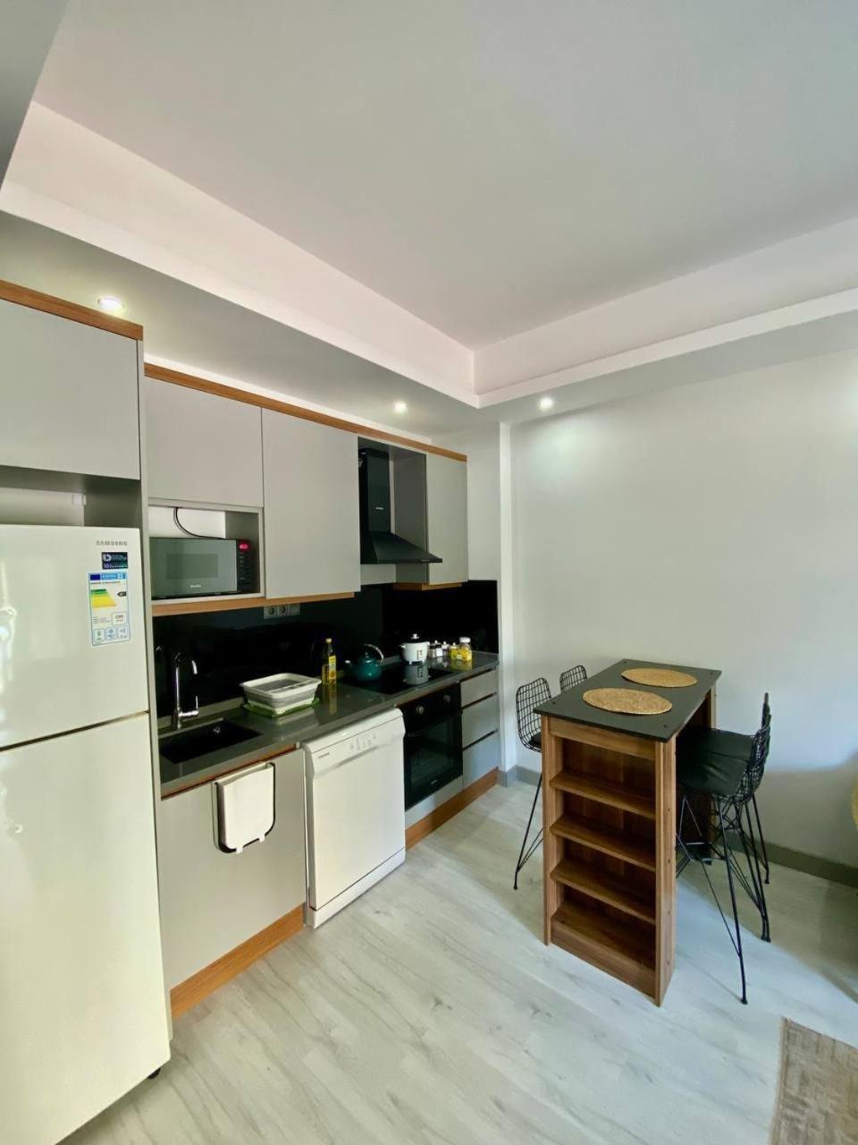 Stylish 1br Flat Pool View & 10 Min Walk To *