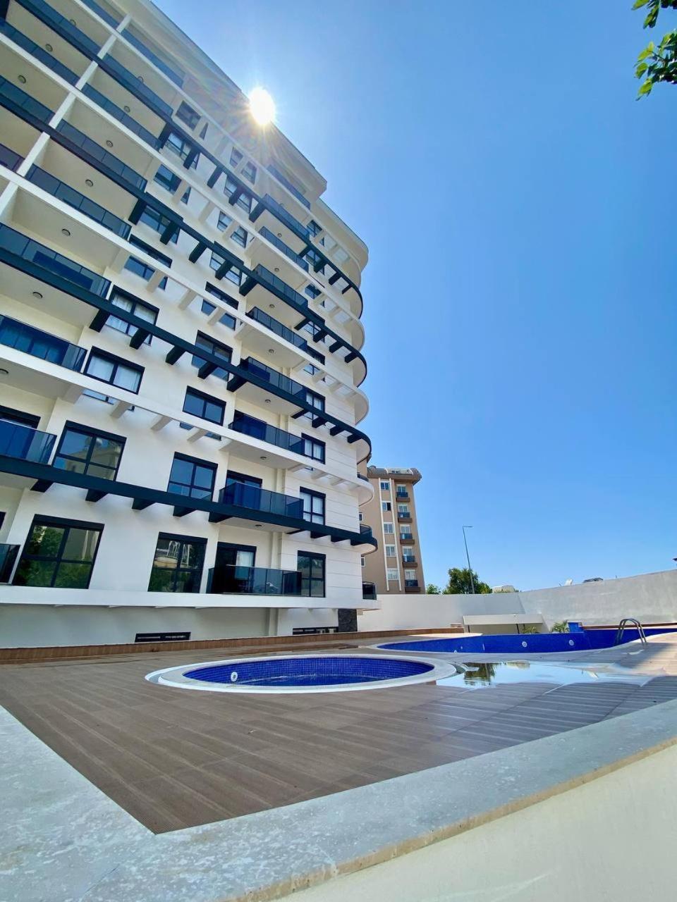 Stylish 1br Flat Pool View & 10 Min Walk To *
