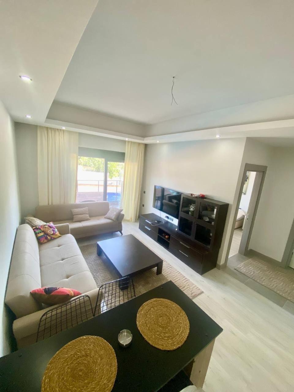 Stylish 1br Flat Pool View & 10 Min Walk To Lejlighed