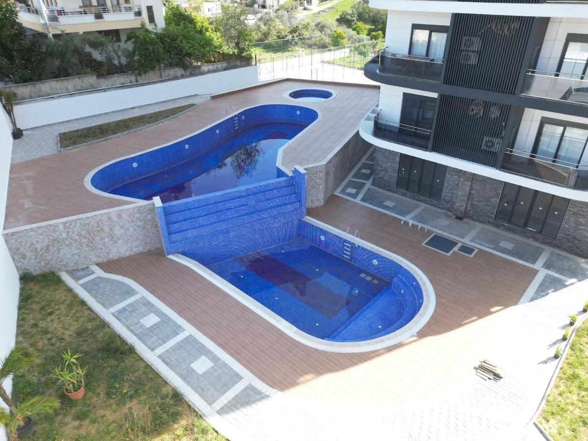 Stylish 1br Flat Pool View & 10 Min Walk To *